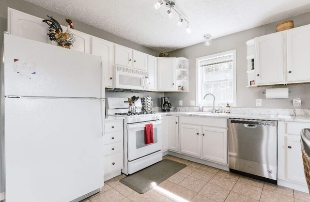 BEAUTIFUL SUPER CLEAN HOME W/ VIEWS NR TRYON INTL. EQUESTRIAN CENTER & WINERIES