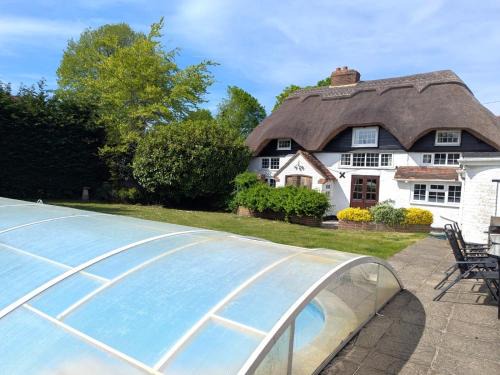 Beautiful Thatched Cottage with Outdoor Pool, Secure Garden, Dog & Family Friendly! Chichester Holiday Properties