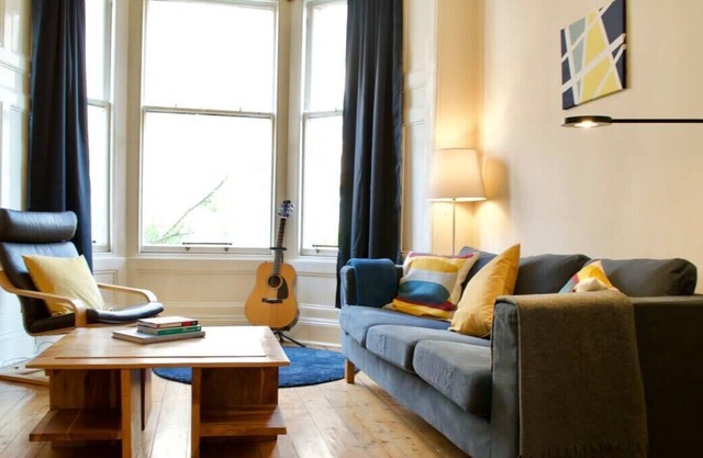 Beautiful Traditional 3 Bedroom Apartment in Edinburgh