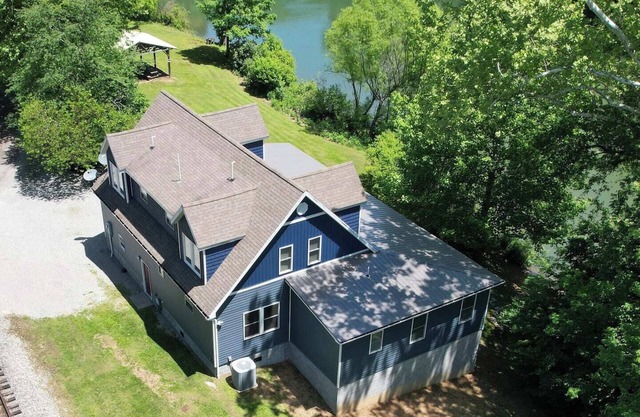 Beautiful updated River cottage in rural Upshur County. Backroads and backwoods for miles with high speed internet, four bedrooms and 3.5 baths.