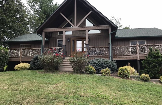 Beautiful Views & Easy Access. 15 min to Waynesville and 30 Min to Asheville