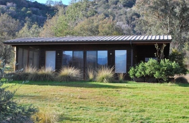 Beautiful Views. Fully Furnished Cabin. Locally owned