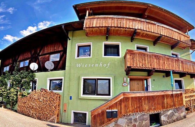 Beautiful villa for 4 guests with WIFI, TV and balcony
