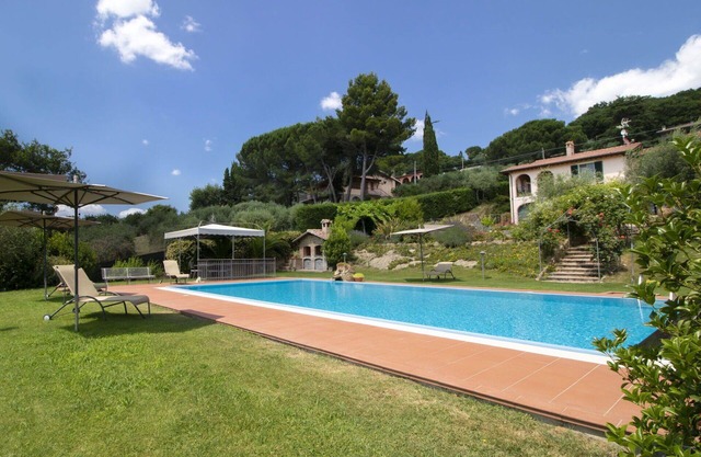 Beautiful villa for 4 people with hot tub, A/C, WIFI, private pool, TV and patio