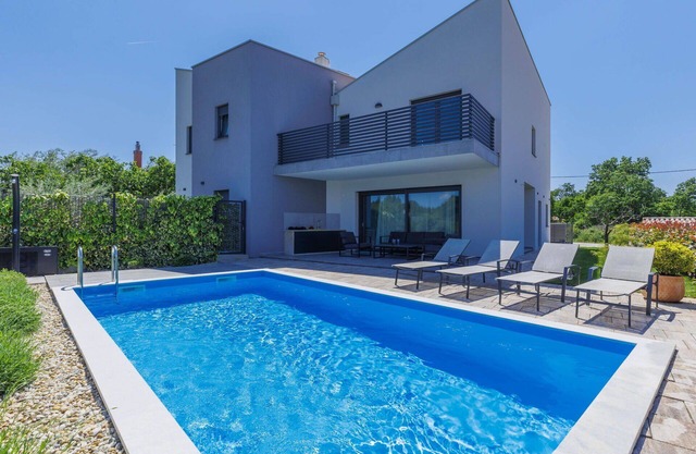 Beautiful villa for 6 guests with A/C, private pool, WIFI, TV, terrace, pets allowed and parking