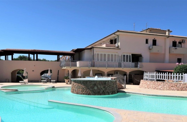 Beautiful villa for 6 people with A/C, pool, WIFI, TV, pets allowed and parking