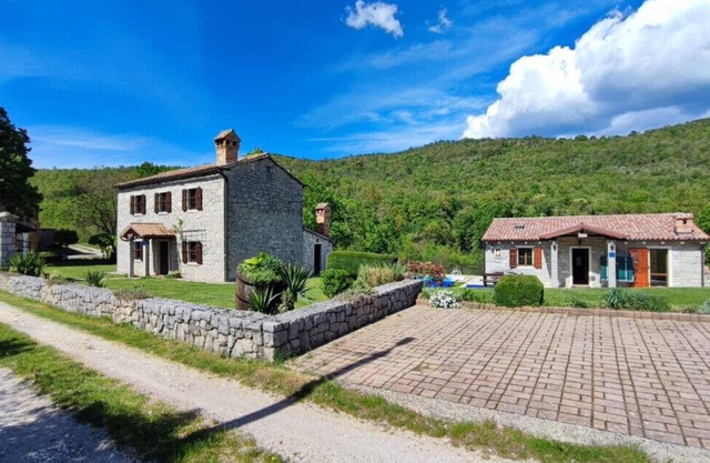 Beautiful Villa Ida & Mirko with pool in Buzet