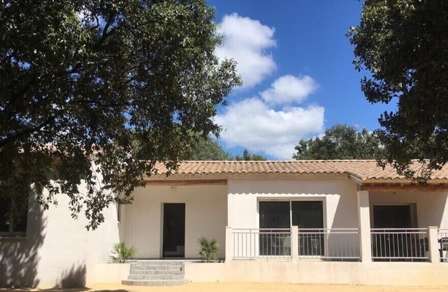 Beautiful villa with swimming pool for 10 people near Uzès.