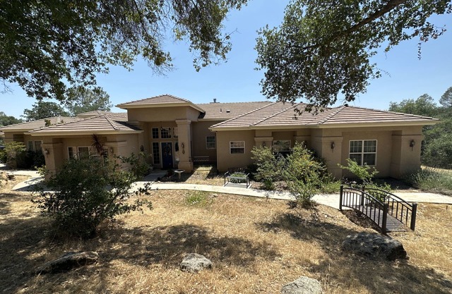 Beautiful Villa with Treetop views south of the Yosemite entrance