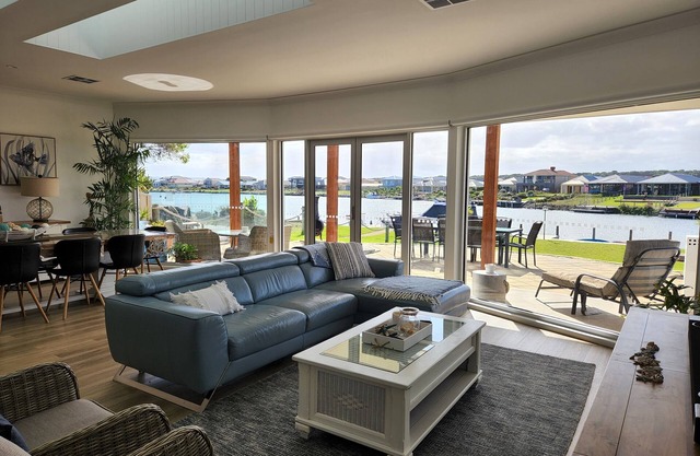 Beautiful waterfront home with kyacks nn