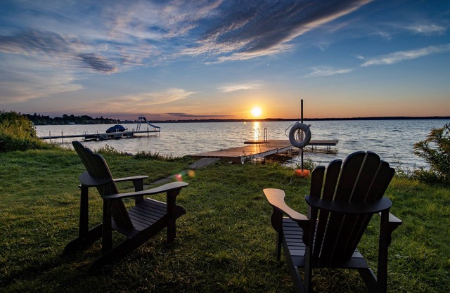 Beautiful Waterfront Cottage Sunset Lakeview 1hr from Toronto with NEW HOT TUB!