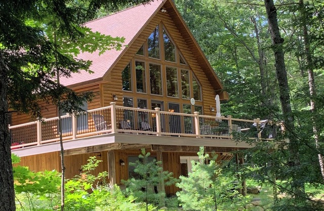 Beautiful waterfront log cabin on pristine Maine lake