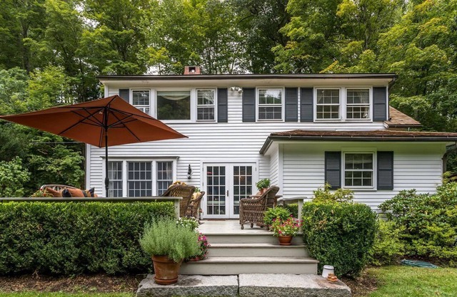 Beautifully Appointed Riverfront Cottage Close to Bantam and Washington