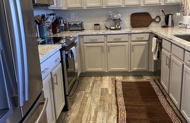 Beautifully furnished, recently remodeled condo close to golf, hiking & shopping