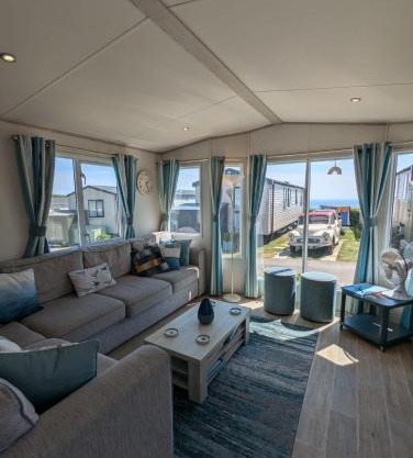 Beautifully presented beachcomber holiday home sited on the Durdle Door holiday park within a few minutes walk from the path that leads to the famous Durdle Door arch and Lulworth cove