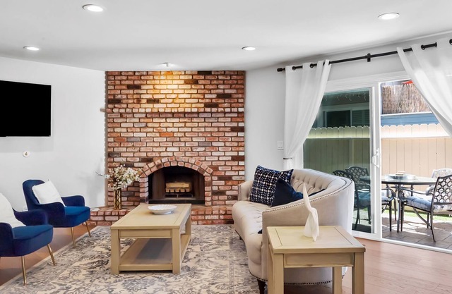 Beautifully Remodeled 2-Bed 2.5-Bath 1,465 Sq. Ft. Townhome!