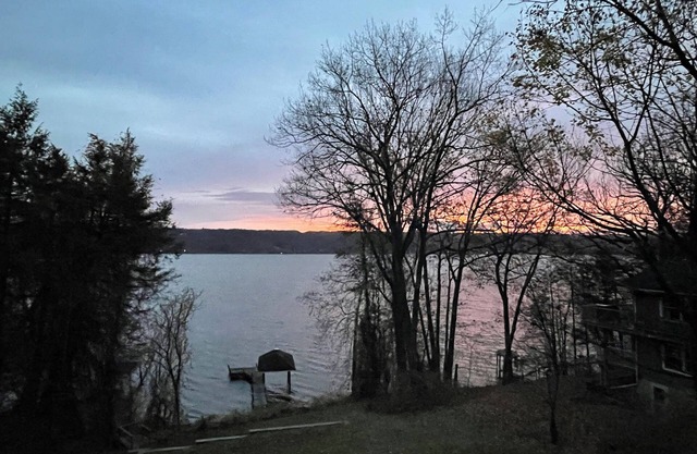 Beautifully remodeled lake house, 5 minutes from downtown