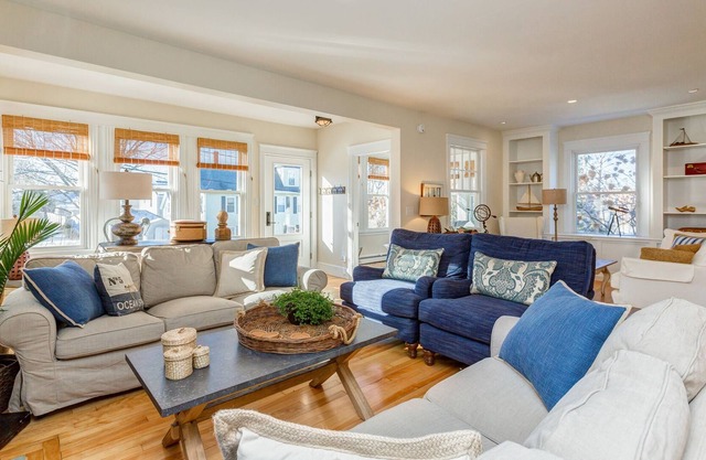 BEAUTIFULLY Renovated: 6 min to DT Portland, 3 blocks to Willard Beach.
