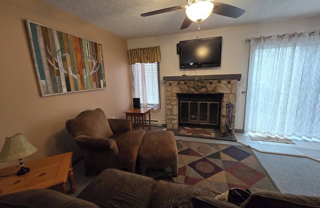 Beautifully renovated townhome in Lake Harmony, Pa. Close to all the amenities.