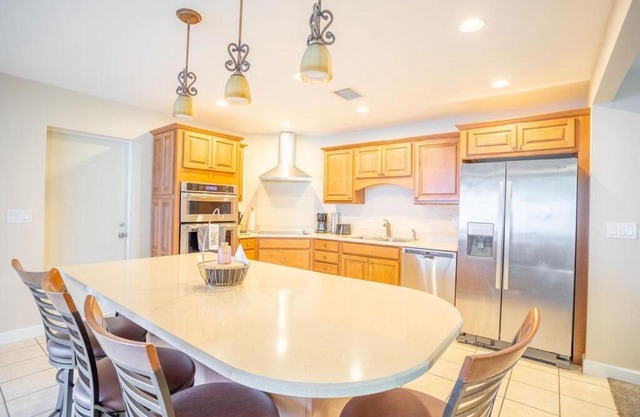 Beautifully renovated 3/2 close to iconic beaches