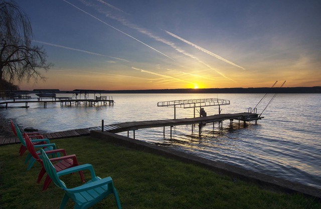 Beautifully Renovated Waterfront Cottage with private beach.
