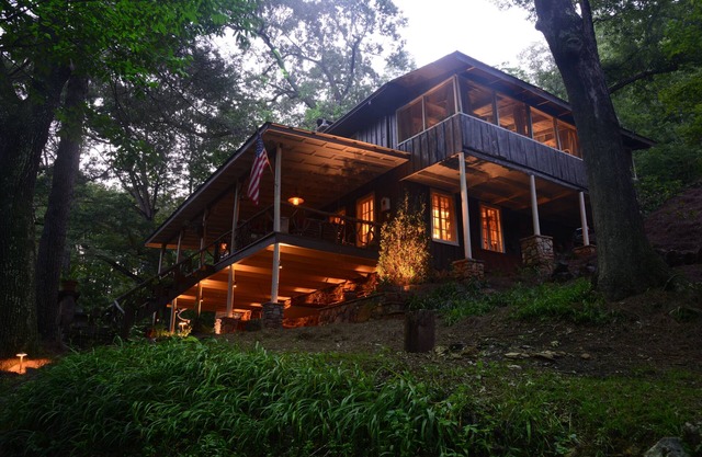 Beautifully Restored Historic Mountain Cabin-A Tree House in the Woods