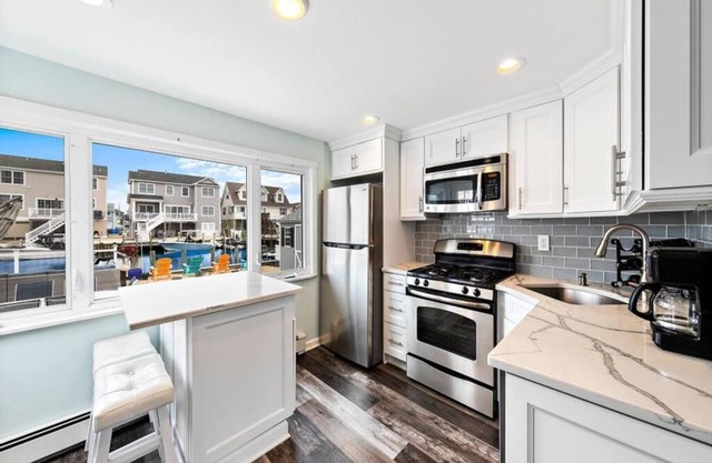 Beautifully updated lagoonfront cape in Beach Haven West, mins to LBI!