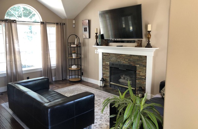 Beaverton OR, Four Season Area! Cozy, 3 bedrooms, near everything! Pets Friendly