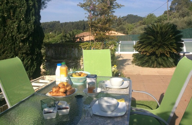 Bed and breakfast between Nice and Marseille