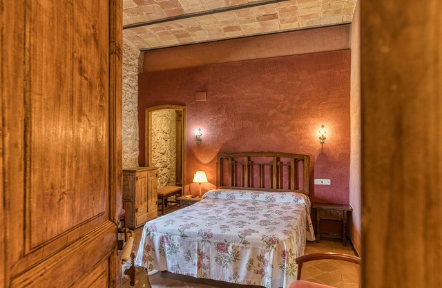 Bed and Breakfast 'Fonolleres' with Shared Pool, Wi-Fi and Air Conditioning