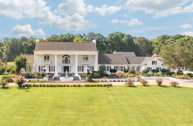 Bell Mill Mansion-Tennessee's Vacation & Wedding Venue with Resort Amenities
