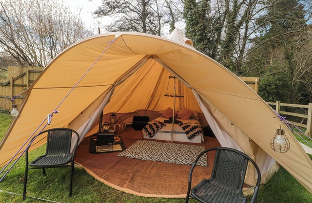 BELL TENT 4, romantic, character holiday cottage in Timsbury