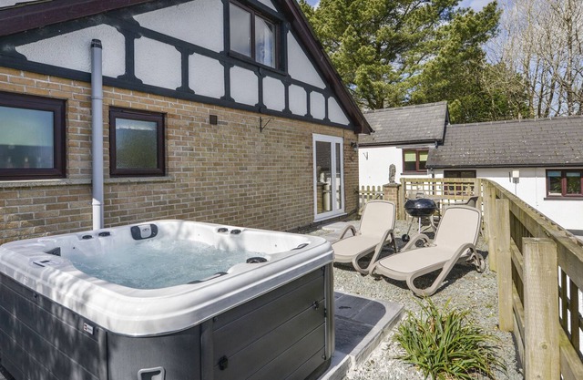 BELLA'S COTTAGE, pet friendly, with hot tub in Halwill Junction