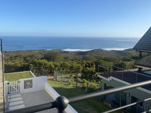Bellamore - Stylish Loft Studio with Sea Views
