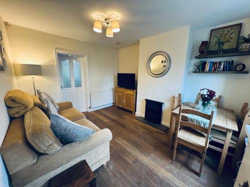 Belle Vue Cottage - 2 Bedrooms - Sleeps 4