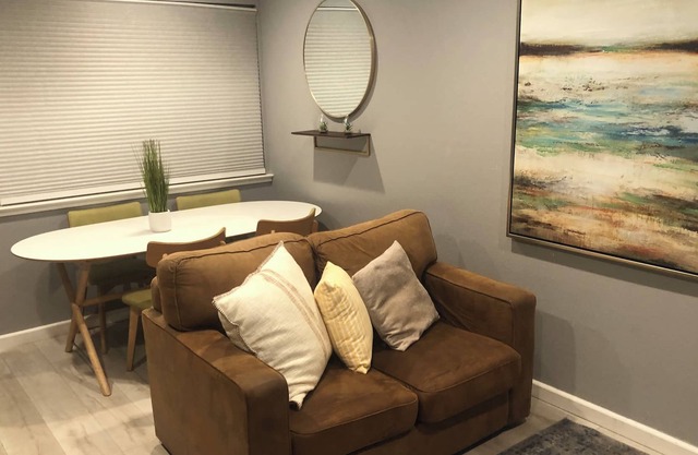 Belmont Hill: 1-BR Near Carlmont Shopping Center & Hiking Trails