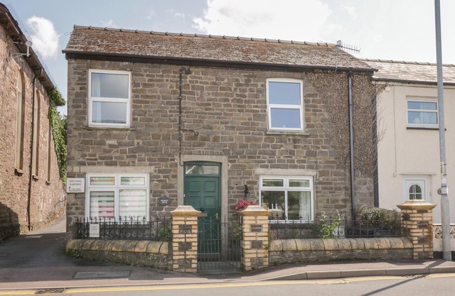 BELMONT HOUSE, pet friendly, with a garden in Gilwern