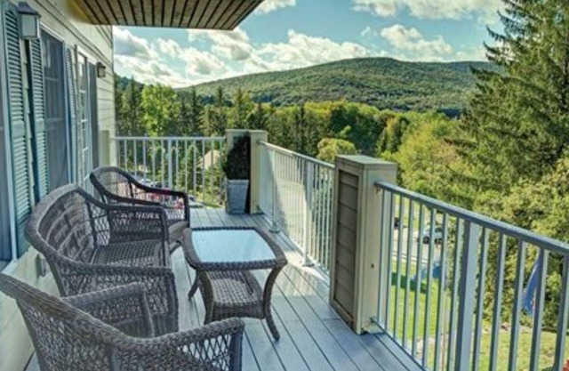 Bentley Brook 1-bedroom Mountainside ski resort in charming Hancock sleeps 8