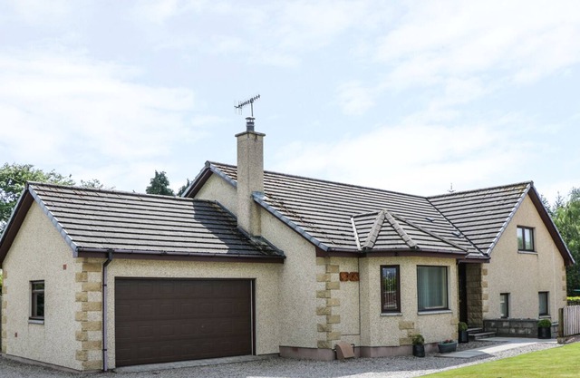 BENVIEW HOUSE, pet friendly, with a garden in Muir Of Ord