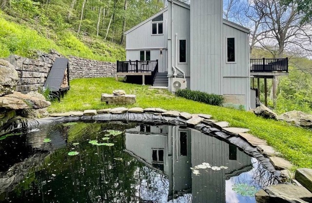 Berkshire 5- bedroom Chalet in nature preserve