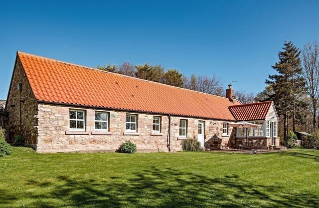 BERRYBURN COTTAGE, near Berwick upon Tweed - Dog friendly, rural cottage sleep 6