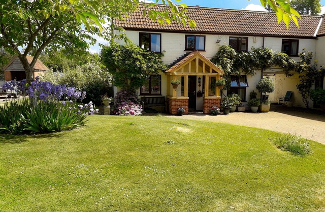BERRYS PLACE FARM COTTAGE, family friendly in Churcham