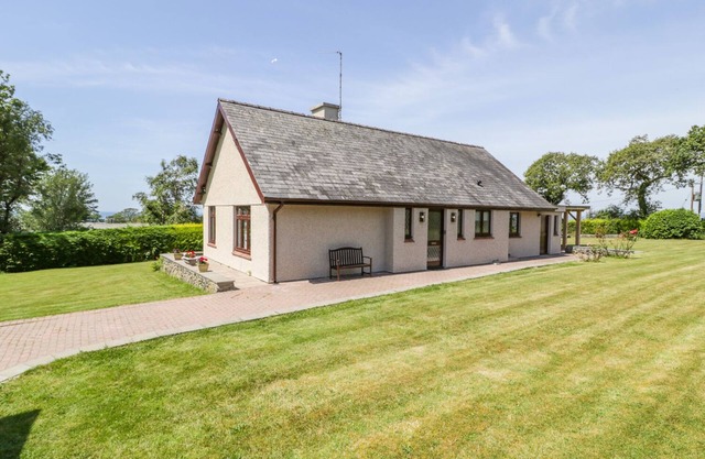 BERWYN, family friendly, with hot tub in Talybont