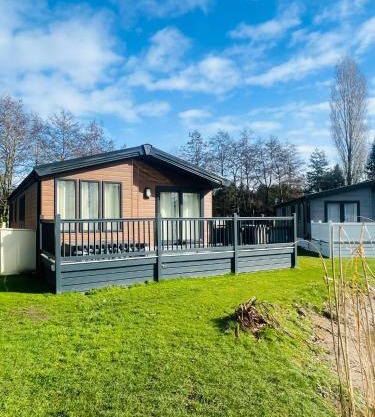 Beryl Lodge with Hot Tub