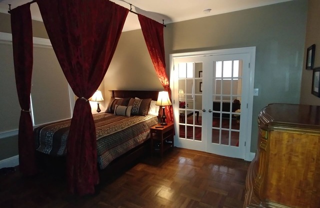 Best in NYC! Urban feel private garden, easy access to all of NYC,NJ, LI & Conn.