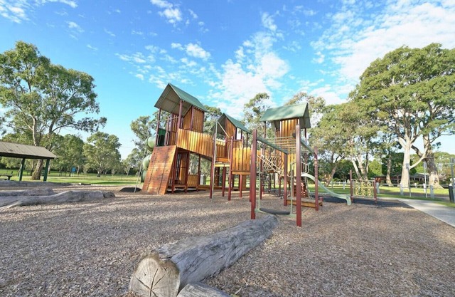 Best Location Entire House Huge parkland doorstep