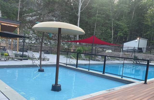 Best of both worlds! Steps from the chairlift & a dock on the Memphrémagog lake