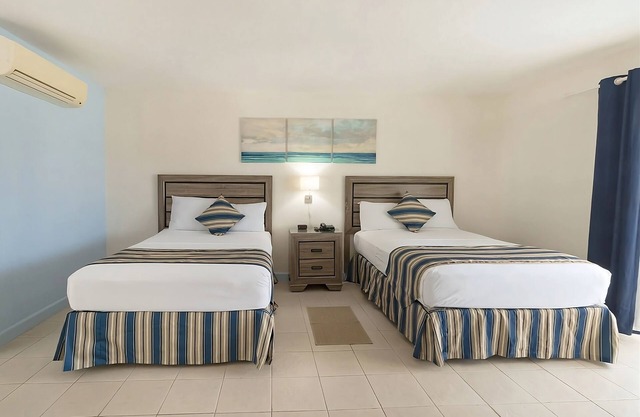 Best Value, Quality Stay! w/Pool View and Balcony! FREE Parking, Outdoor Pool!