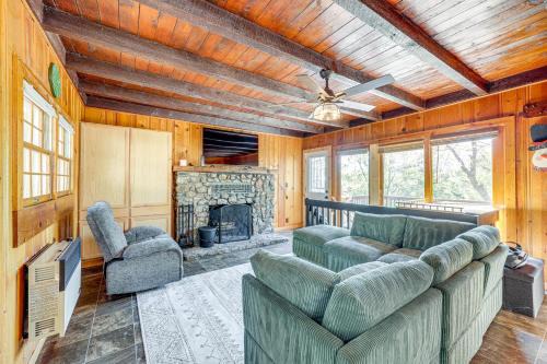 Between Big Bear and Lake Arrowhead - Cabin with View!