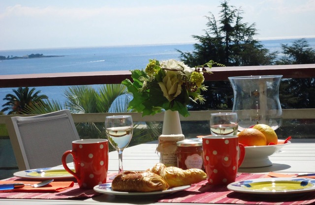 Between Cannes and Golfe Juan, beautiful sea view 500 m from the beach in absolute calm